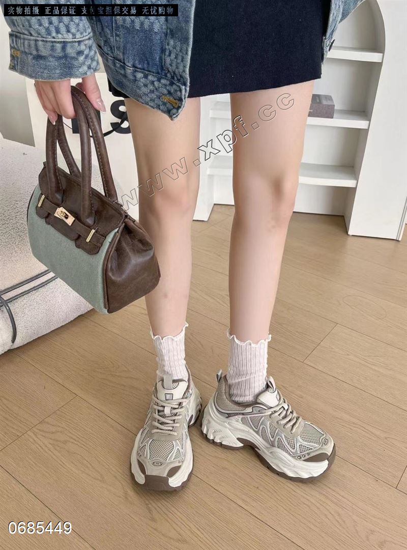 她她左右