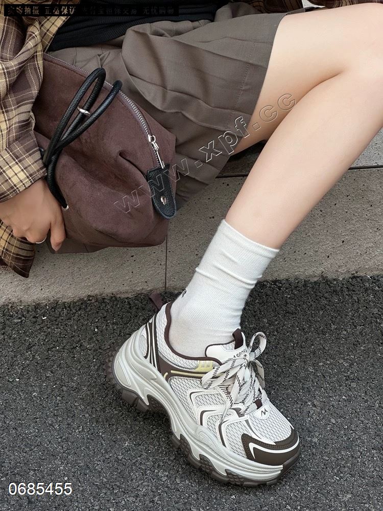 她她左右