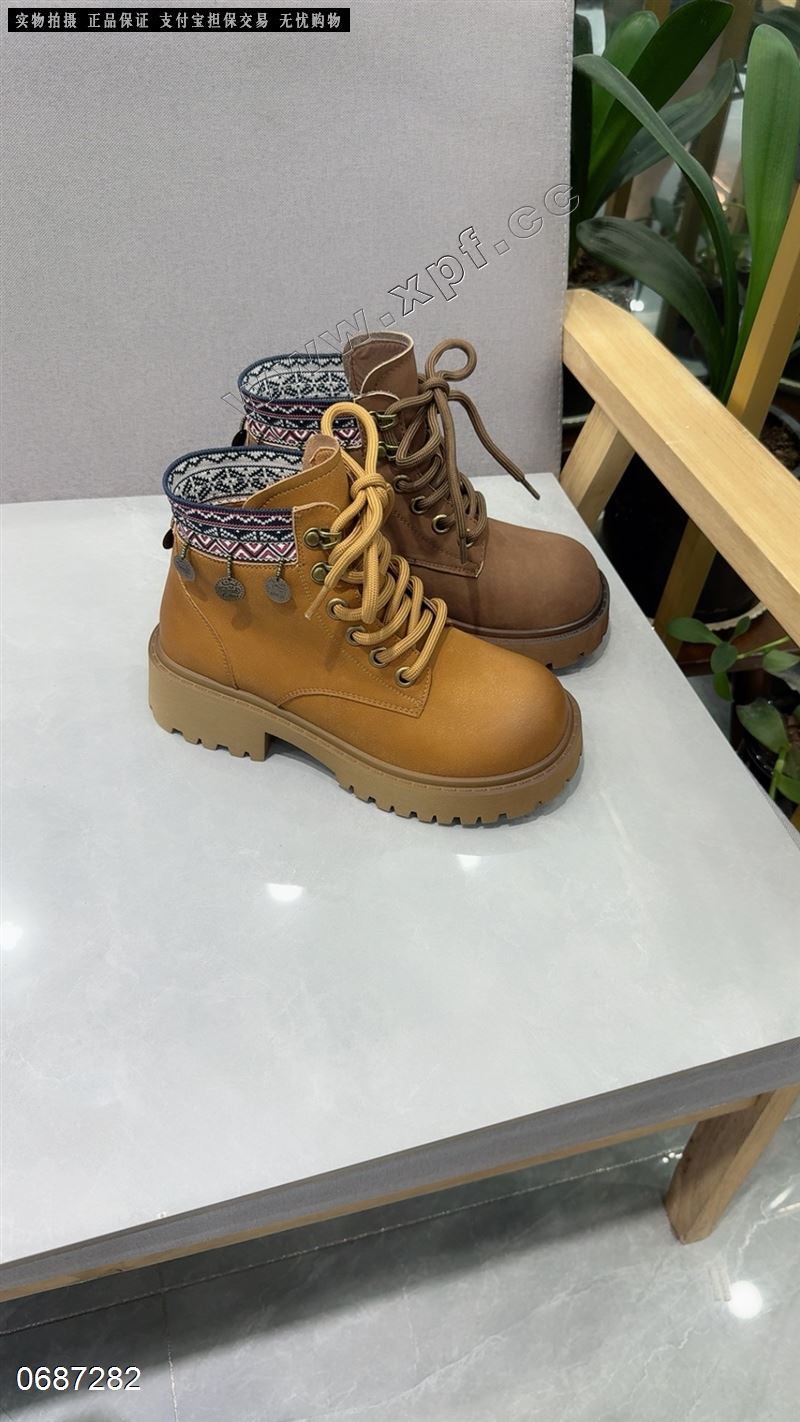 她她左右