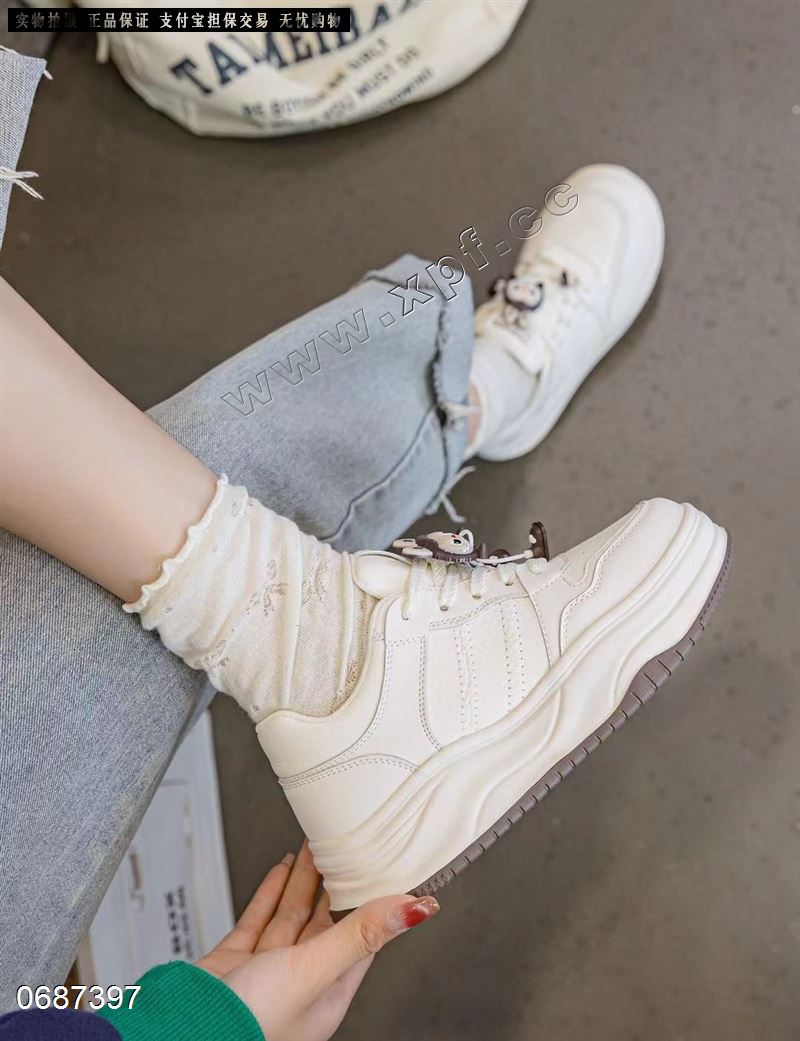 高帮小白鞋