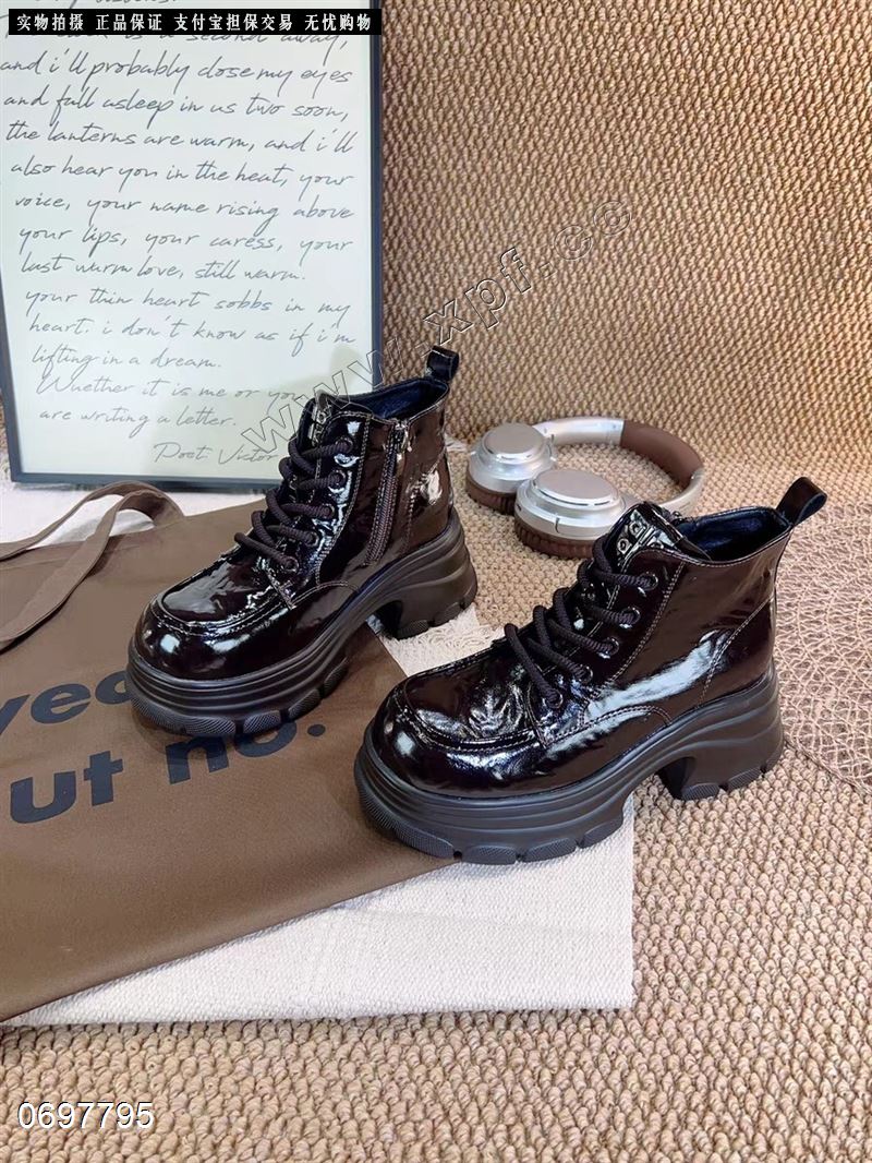 时尚发炮底厚底马丁靴  内里牛奶丝.