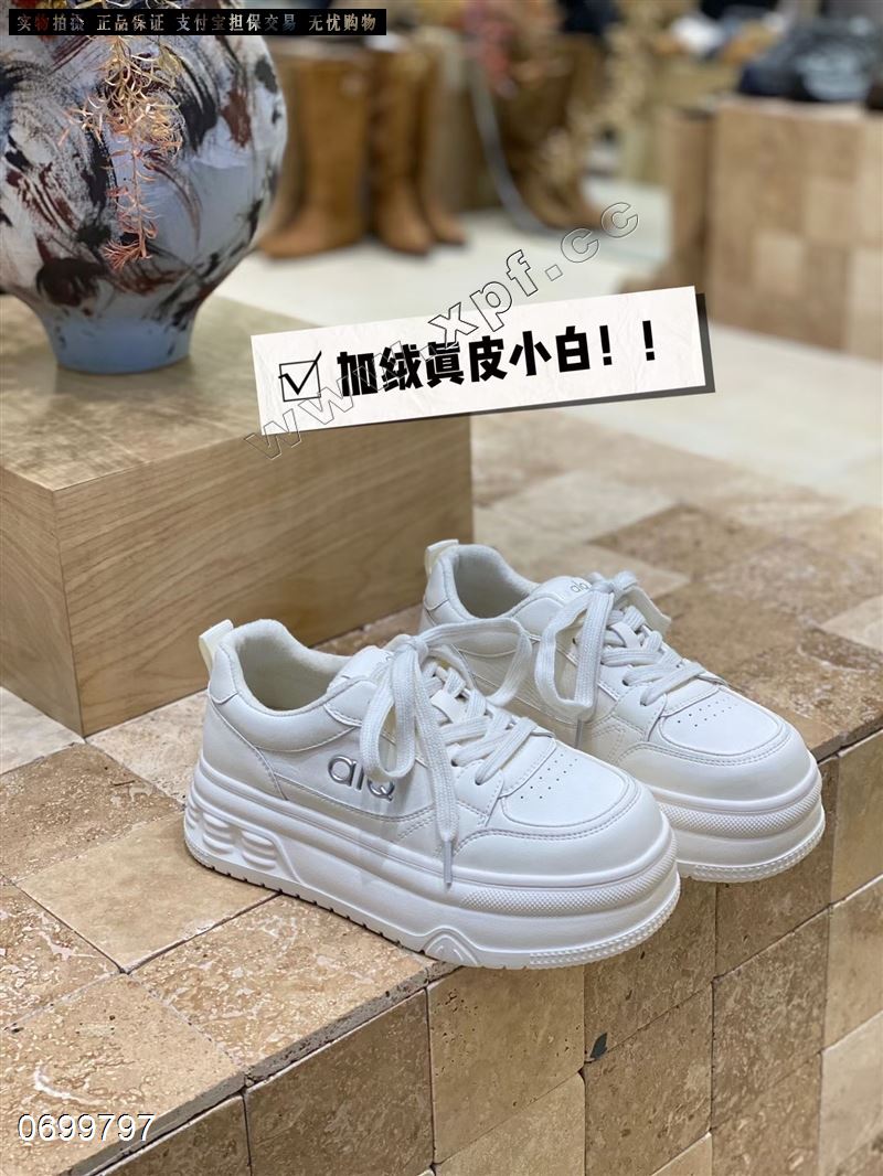 时尚加棉小白鞋