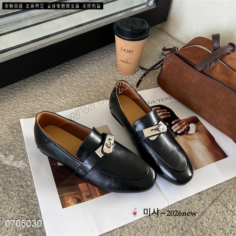 新款老钱风经典扣真皮单鞋68325