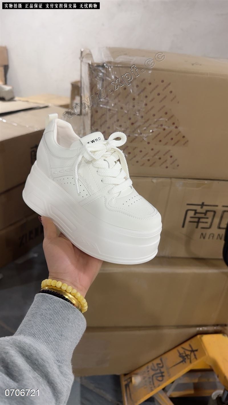 厚底小白鞋