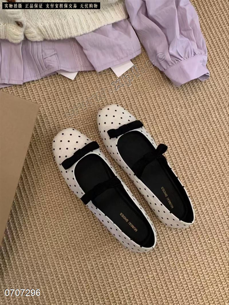 新款日常搭配波点浅口小单鞋8128-2