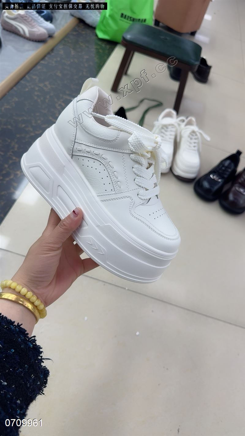 厚底小白鞋