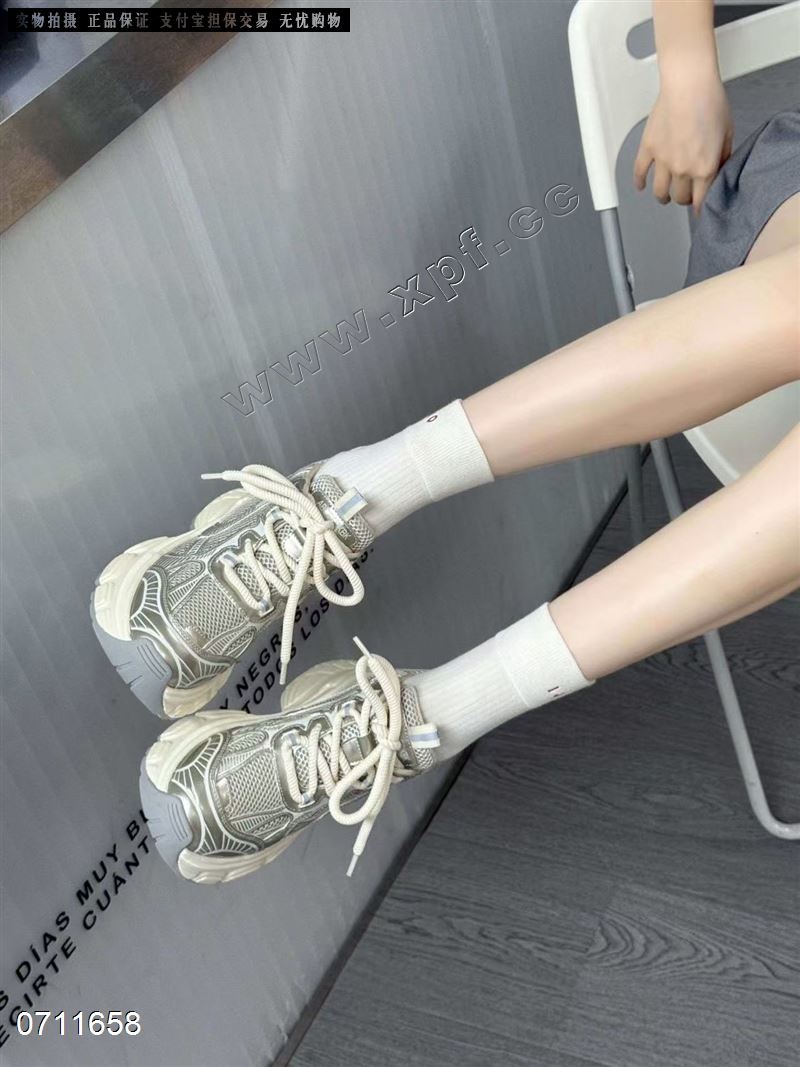 时尚休闲鞋   杏色45789，银色45678，秒