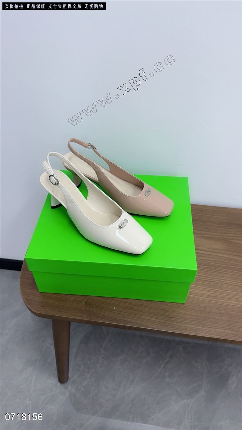 包头后空女凉鞋