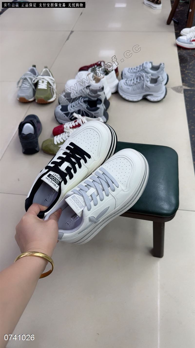厚底小白鞋