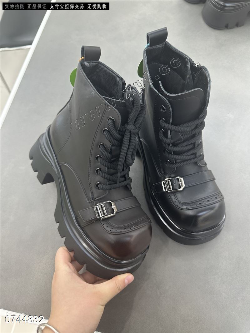 新款方头粗跟马丁靴1059